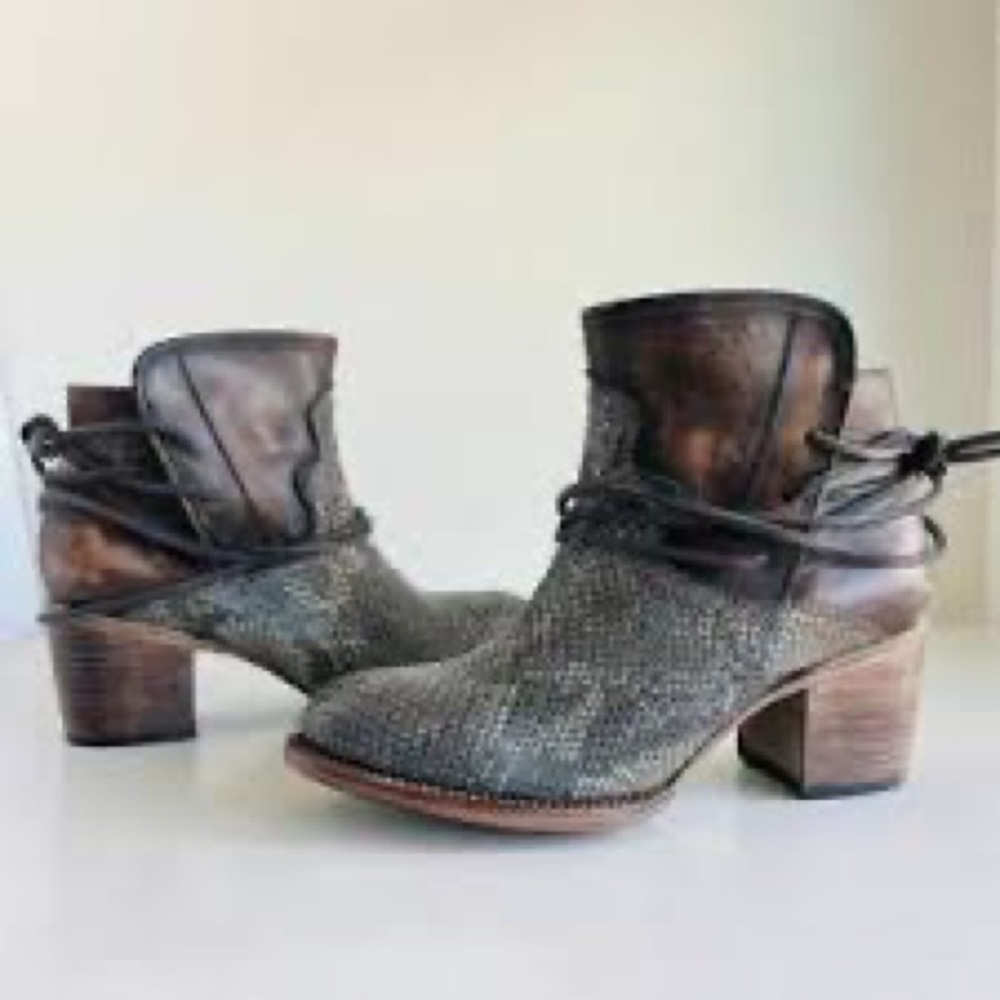 Casey blue snake skin